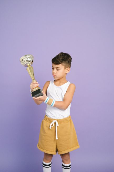 Copil campion care ridică trofeul