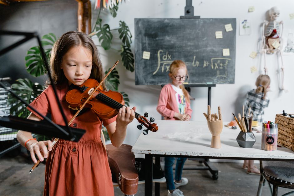 Artă — tânără violonistă